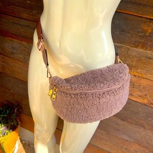 NWOT Jen & co fuzzy fannypack nwot